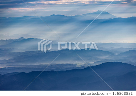 清晨,從鳥海山眺望岩手山,陽光灑在山上。 清晨,從鳥海山眺望岩手山,陽光灑在山上。 136868881