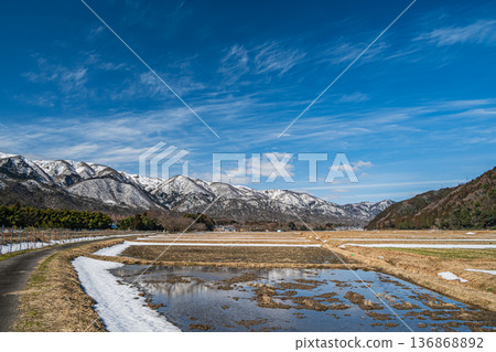 滋賀縣高島市牧野町早春鄉村景色 136868892