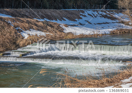 Chiuchi River in early spring, Takashima City, Shiga Prefecture 136869031