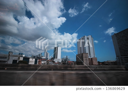 在這座中美洲大都市裡，巴拿馬城的老城區和現代摩天大樓並存。 136869629