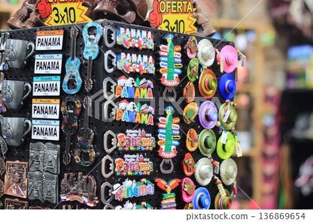 在這座中美洲大都市裡,巴拿馬城的老城區和現代摩天大樓並存。 在這座中美洲大都市裡,巴拿馬城的老城區和現代摩天大樓並存。 136869654