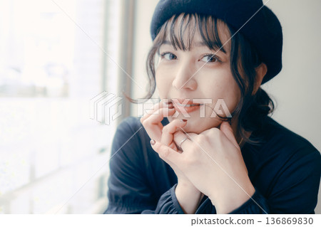 一位三十多歲的日本女性正望著窗外的咖啡館。 一位三十多歲的日本女性正望著窗外的咖啡館。 136869830