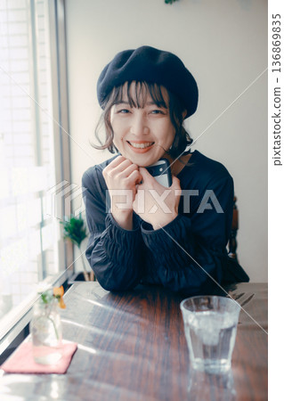 一位三十多歲的日本女性正望著窗外的咖啡館。 一位三十多歲的日本女性正望著窗外的咖啡館。 136869835
