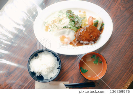 漢堡牛排套餐 日式西式午餐套餐圖片 漢堡牛排套餐 日式西式午餐套餐圖片 136869976