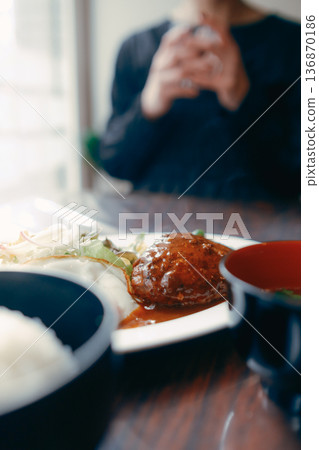用餐場景：享用漢堡牛排套餐 136870186