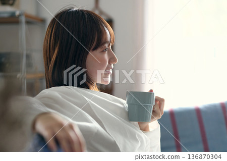 放鬆在沙發的婦女 放鬆在沙發的婦女 136870304
