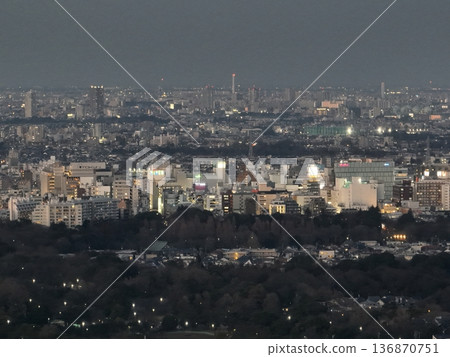 傍晚時分,從高空俯瞰三鷹市、井之頭公園和吉祥寺的城市景觀。 傍晚時分,從高空俯瞰三鷹市、井之頭公園和吉祥寺的城市景觀。 136870751