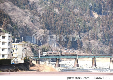 一列火車正駛過下呂溫泉的飛驒川上的第六座增田川大橋。 136871009
