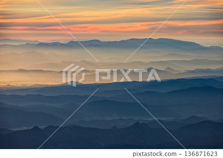 從鳥海山和七大高峰眺望，山巒沐浴在晨曦之中。 136871623