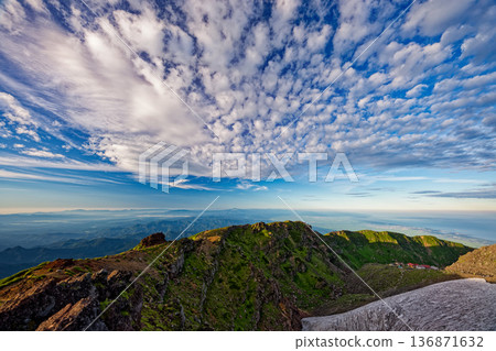 從鳥海山和七高山眺望火山口外緣的晨景 從鳥海山和七高山眺望火山口外緣的晨景 136871632