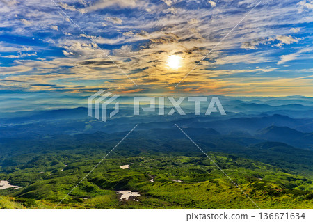 從鳥海山和七大高峰眺望，山巒沐浴在晨曦之中。 136871634