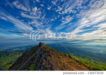 從鳥海山和七鷹山眺望日本海，方向是秋田。 136871636