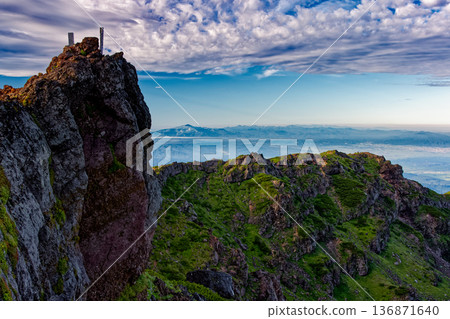 清晨，鳥海岳、七大高峰以及月山山脈和旭山脈盡收眼底。 136871640