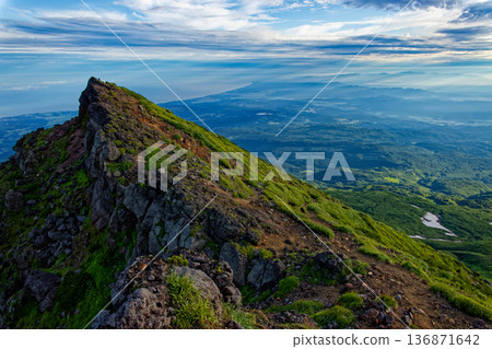 清晨的陽光從鳥海山和七座高山上照射下來,向北望去,景色宜人。 清晨的陽光從鳥海山和七座高山上照射下來,向北望去,景色宜人。 136871642