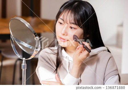 年輕的女士化妝 年輕的女士化妝 136871880