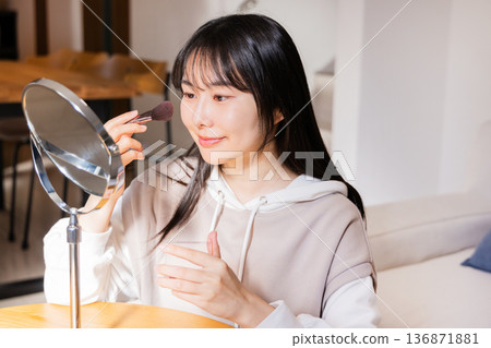 年輕的女士化妝 年輕的女士化妝 136871881