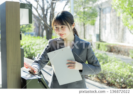 Business woman selling visit Business woman selling visit 136872022