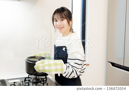 做家事的一個少婦 136872054