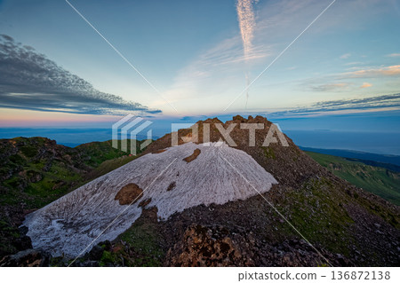從鳥海山和七大高峰眺望清晨的神山山頂和日本海 從鳥海山和七大高峰眺望清晨的神山山頂和日本海 136872138
