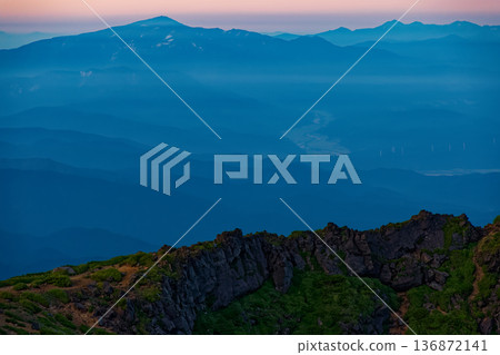 View of Mount Gassan and the Asahi mountain range at dawn from Mount Chokai and the Seven High Mountains 136872141