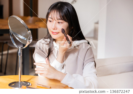 年輕的女士化妝 年輕的女士化妝 136872247