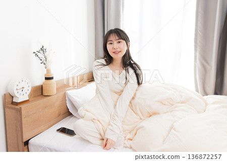 清晨醒來,一位二十多歲的女性 清晨醒來,一位二十多歲的女性 136872257