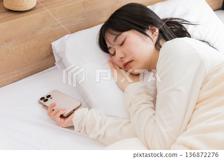 A woman who can't wake up in the morning A woman who can't wake up in the morning 136872276