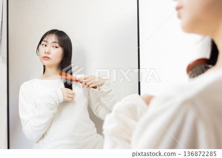 女性頭髮護理梳理 136872285