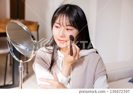 年輕的女士化妝 年輕的女士化妝 136872397