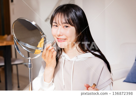 年輕的女士化妝 年輕的女士化妝 136872398