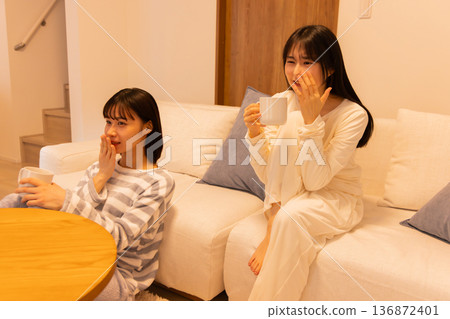 女孩們在飯店度過一個夜晚,穿著睡衣,看電影 女孩們在飯店度過一個夜晚,穿著睡衣,看電影 136872401