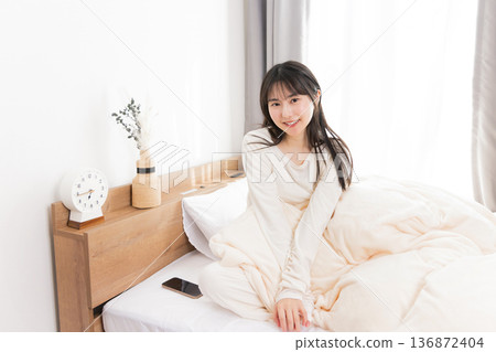 清晨醒來,一位二十多歲的女性 清晨醒來,一位二十多歲的女性 136872404
