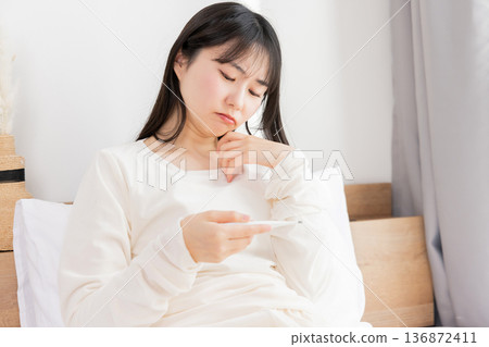 用溫度計測量發燒的女人 136872411