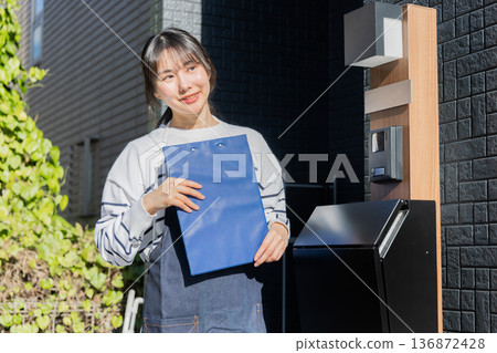 A woman carrying a circular 136872428