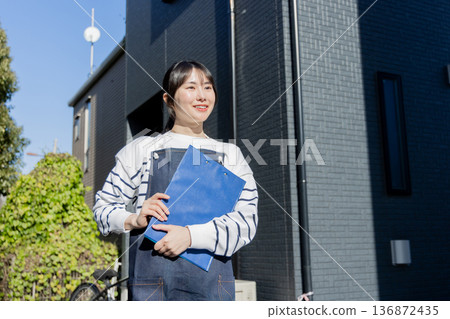 一名女子拿著一個圓形的 136872435