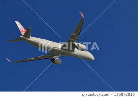 客機起飛、客機上升、羽田機場風景 136872816