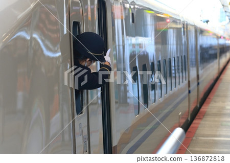 Shinkansen conductor Departure progress Shinkansen conductor confirming safety Shinkansen conductor Departure progress Shinkansen conductor confirming safety 136872818