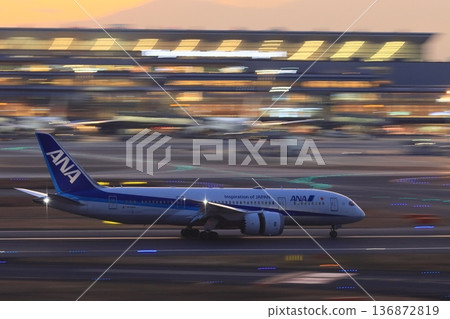 達美航空飛機降落在羽田機場 136872819