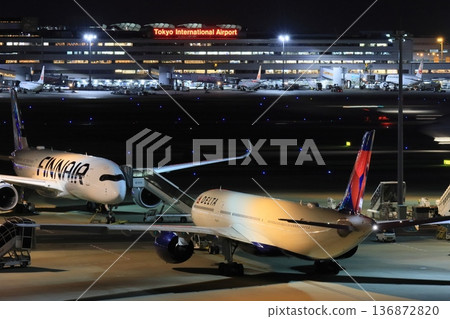 夜間，停放在羽田機場停機坪上的客機 136872820