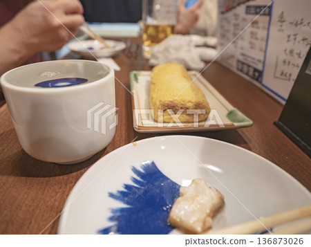 熱鬧的居酒屋,提供種類繁多的食物和飲品。 熱鬧的居酒屋,提供種類繁多的食物和飲品。 136873026