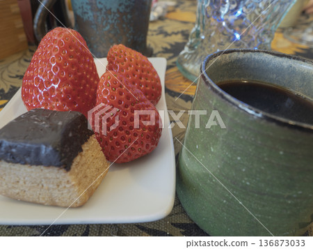 享用草莓和咖啡，度過一段輕鬆奢華的時光 136873033