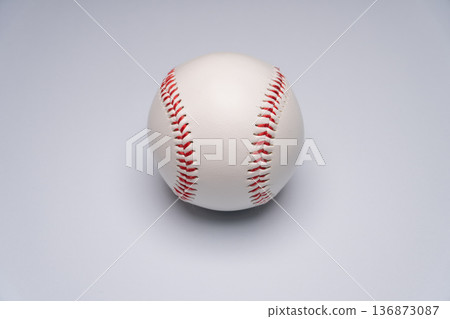 一個帶有明顯紅色縫線的棒球 136873087