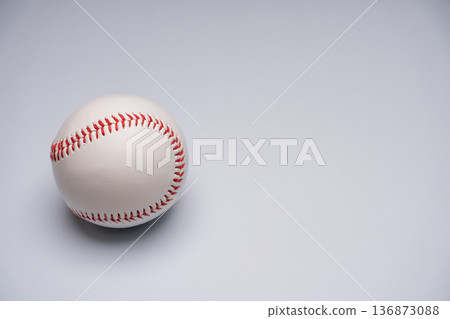 一張棒球的照片，單獨拍攝於白色背景上 136873088