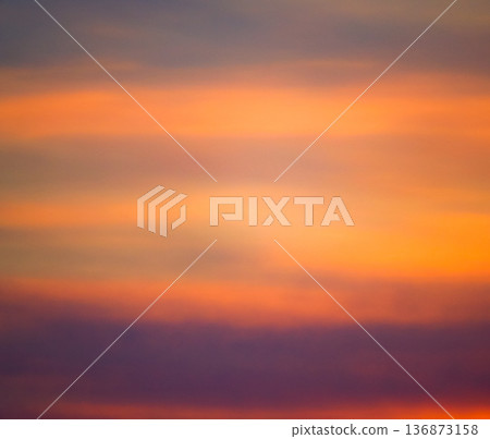 神秘的雲朵和橙色漸層的天空 136873158