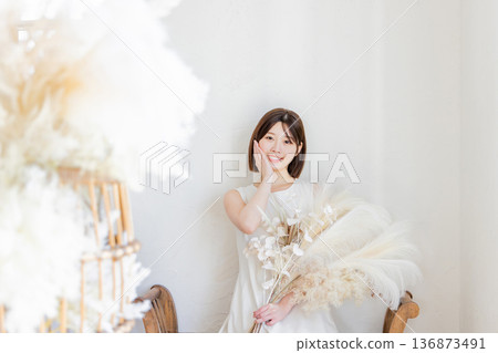 連體衣女人手捧一束乾花 136873491