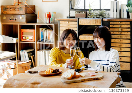 女孩在家共享房子的夜晚 136873539