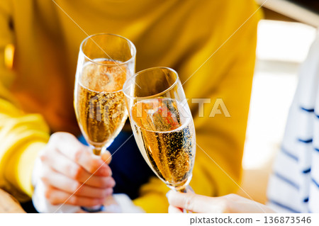 Hand to toast 136873546