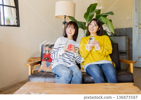 放鬆在屋子裡的女朋友 放鬆在屋子裡的女朋友 136873587