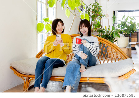 放鬆在屋子裡的女朋友 放鬆在屋子裡的女朋友 136873593