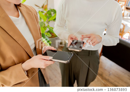 兩名婦女使用智慧型手機 兩名婦女使用智慧型手機 136873893